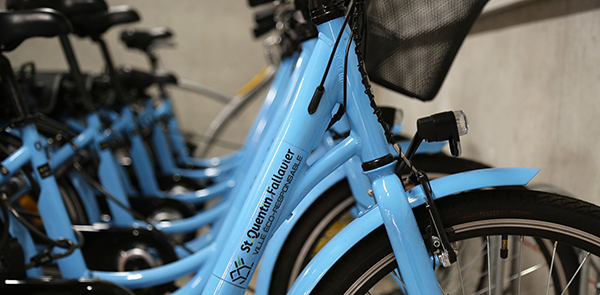 photo de Vélos à Assistance Électrique (VAE) de couleur bleu avec le logo de la ville de Saint-Quentin-Fallavier