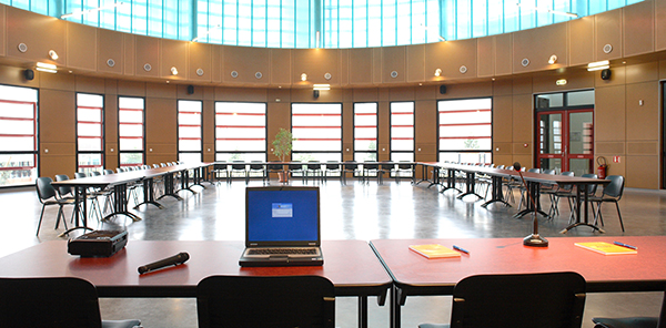 photo de l'intérieur de la Salle Ronde avec une disposition pour une réunion d'entreprise