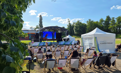 Cinéma en plein air sur le complexe de Tharabie