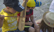 enfant jouant d'un instrument du moyen âge