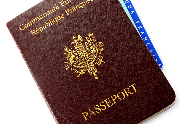 photo d'un passeport et d'une carte d'identité français