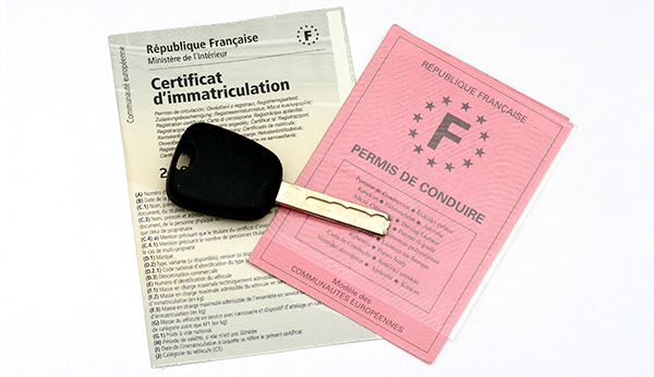 photo d'une carte grise et d'un permis de conduire avec une clé de voiture