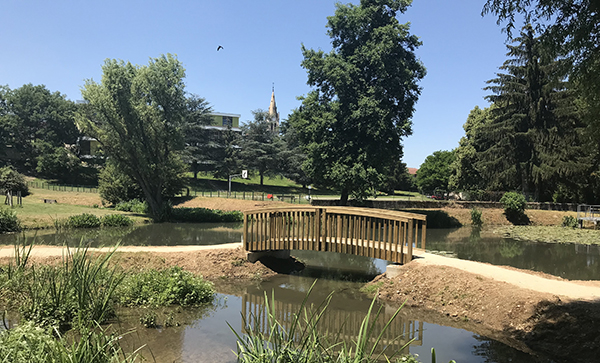 photo du pont du jardin de Ville du parc de Fallavier