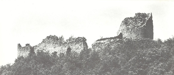 photo du château de Fallavier partiellement détruit en noir et blanc